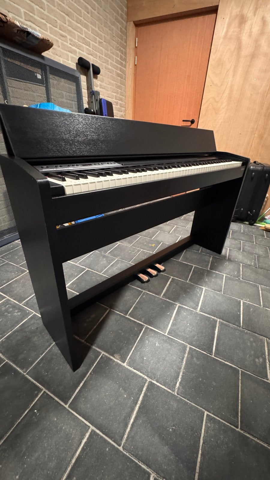 Roland F-140R, Enlèvement, Comme neuf, Piano