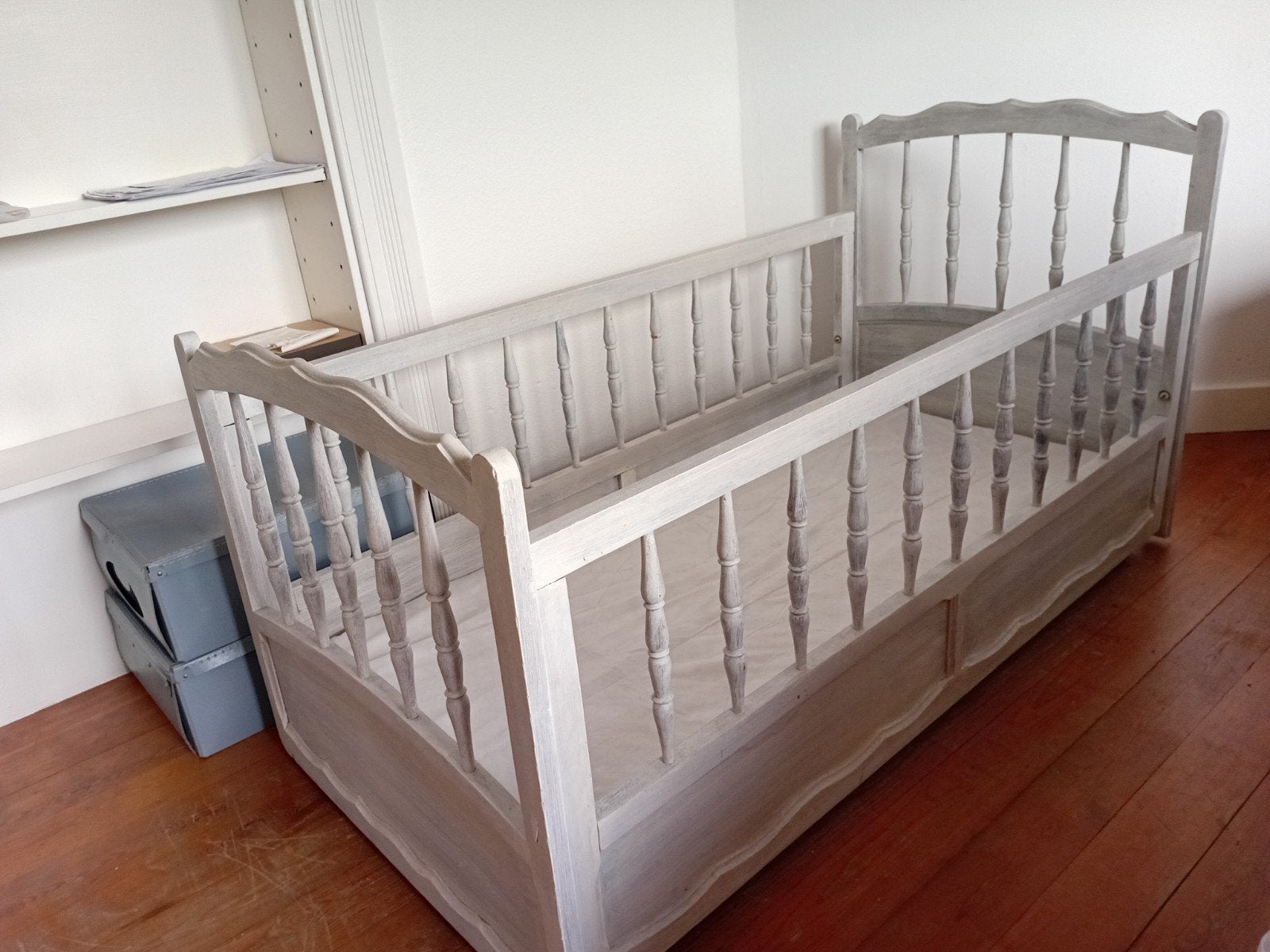 Antiek kooibed afm. 60x130. Wit/grijs gepatineerd massief ho, Kinderen en Baby's, Ophalen, Ledikant
