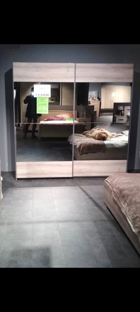 Kleerkast 215*220*67 Nieuwprijs 500 euro, Ophalen