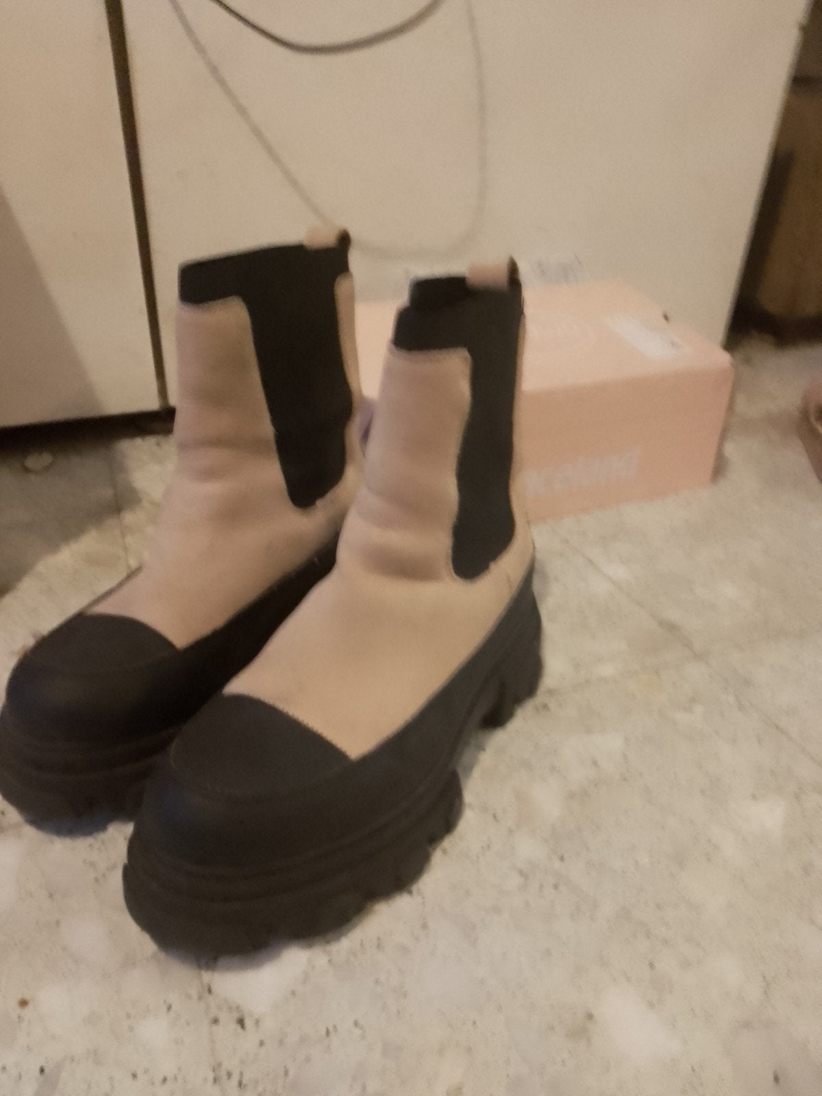 Duffy boots gemaakt uit Portugees leder, Ophalen