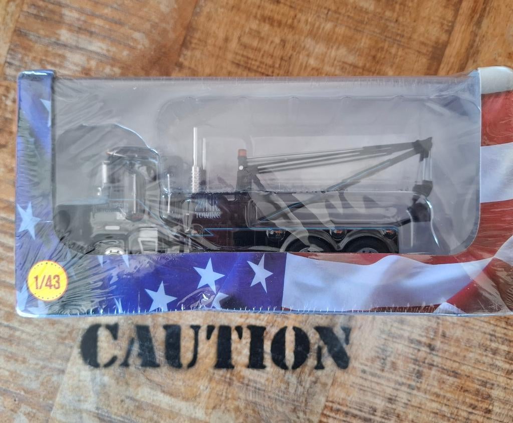 Camion USA FREIGHTLINER FLA Truck 1/43 UH IXO NEUF + Box, Enlèvement ou Envoi, Neuf, Bus ou Camion, Universal Hobbies