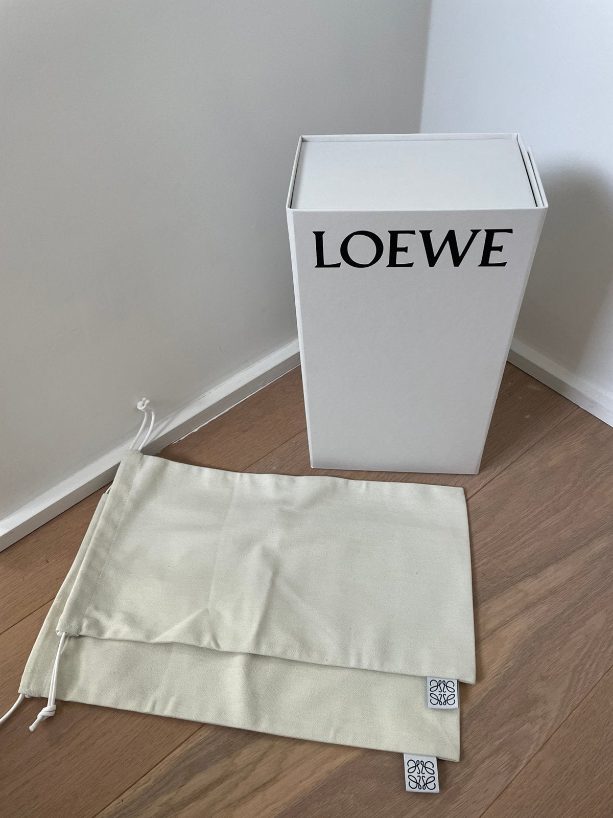 Loewe schoendoos en zakken, Kleding | Dames, Slippers, Beige, Nieuw, Ophalen of Verzenden