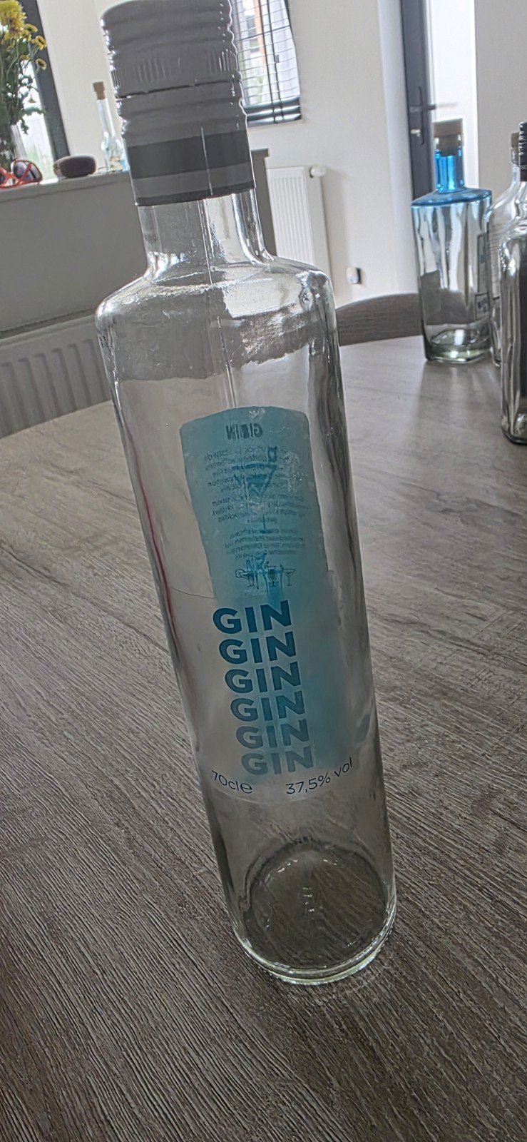 90 lege flessen gin ( de andere helft van mijn collectie), Ophalen