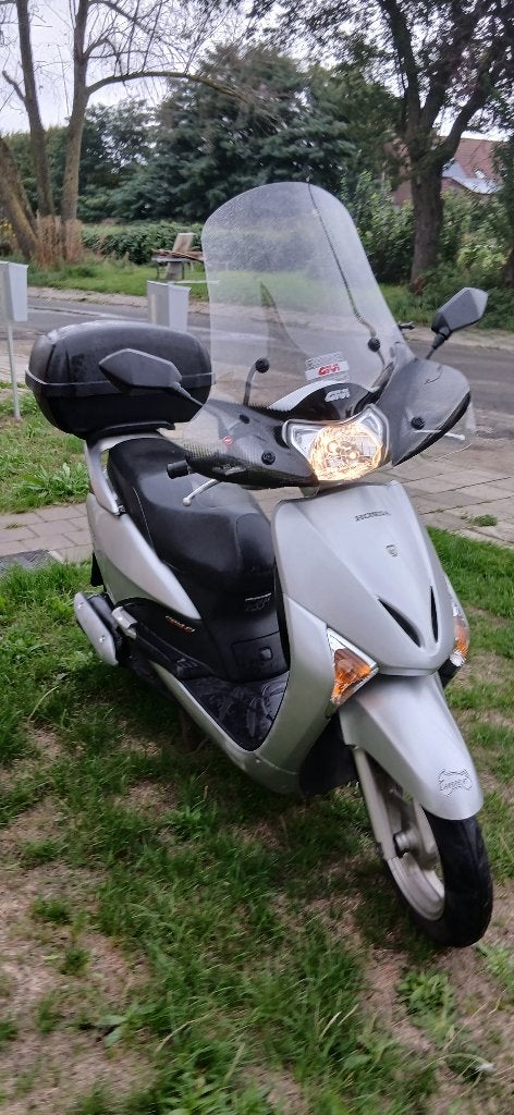 Honda lead 110 cc, Fietsen en Brommers, Ophalen, Honda, Zo goed als nieuw, 110 cc
