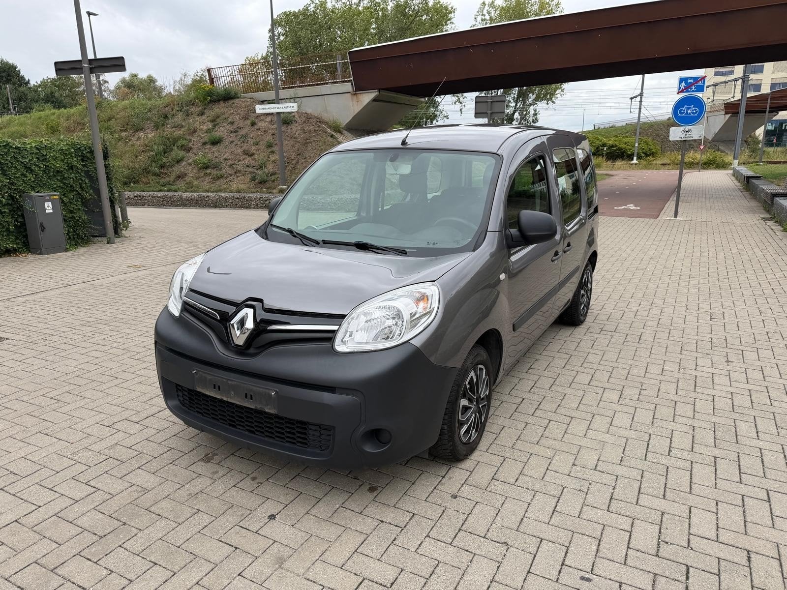 RENAULT KANGO 1.2 ESSENCE 2016 94000 KM INSPECTION EURO6B, Autos, Argent ou Gris, Achat, Boîte manuelle, 5 portes