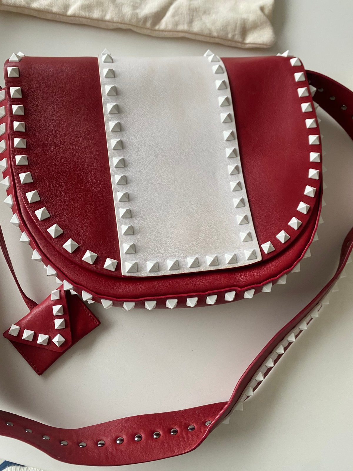 Rood witte Valentino Garavani Free Rockstud schoudertas, Handtassen en Accessoires, Ophalen of Verzenden, Zo goed als nieuw, Rood