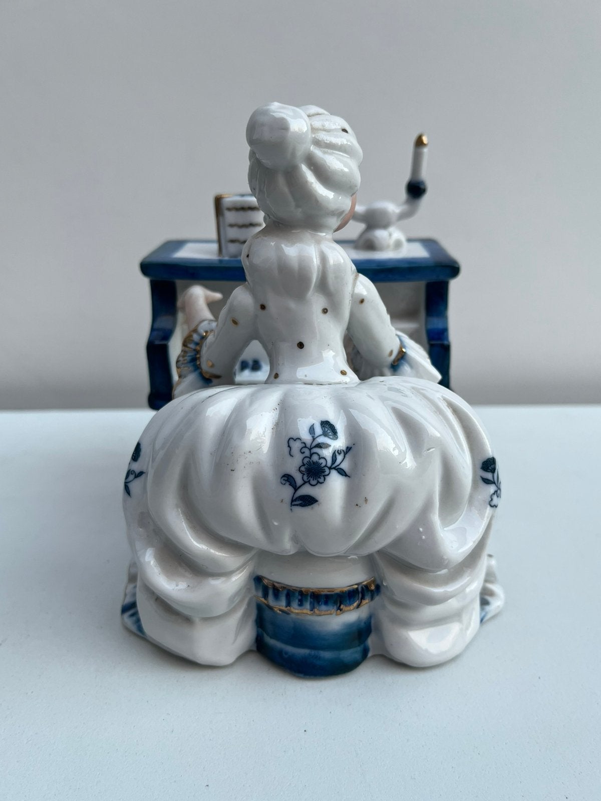 Porseleinen Beeldje Dame aan Vleugelpiano 15cm Rococo, Ophalen of Verzenden, Gebruikt, Mens