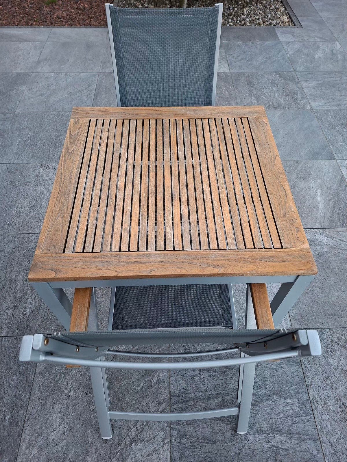 Table en teck & aluminium + 2 chaises pliantes, Enlèvement, Utilisé, Carré, Bois de teck