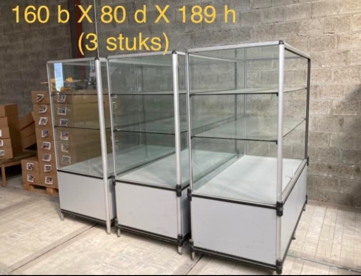 GRATIS : 3 GROTE VITRINES, Huis en Inrichting, Kasten | Vitrinekasten, Gebruikt, Glas, Ophalen
