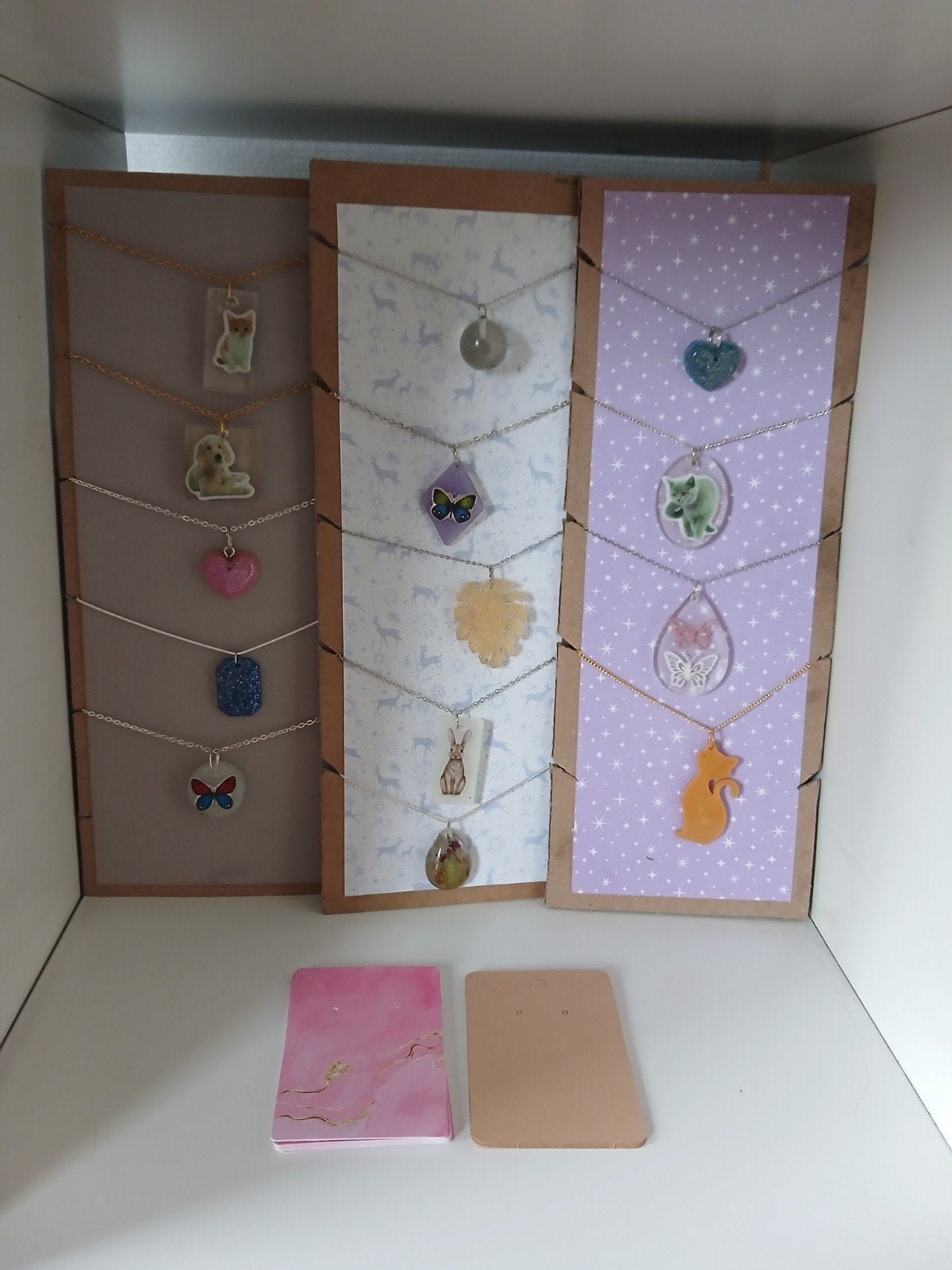 Lot de colliers avec pendentif en resine epoxy neufs, Enlèvement ou Envoi, Neuf, Avec pendentif