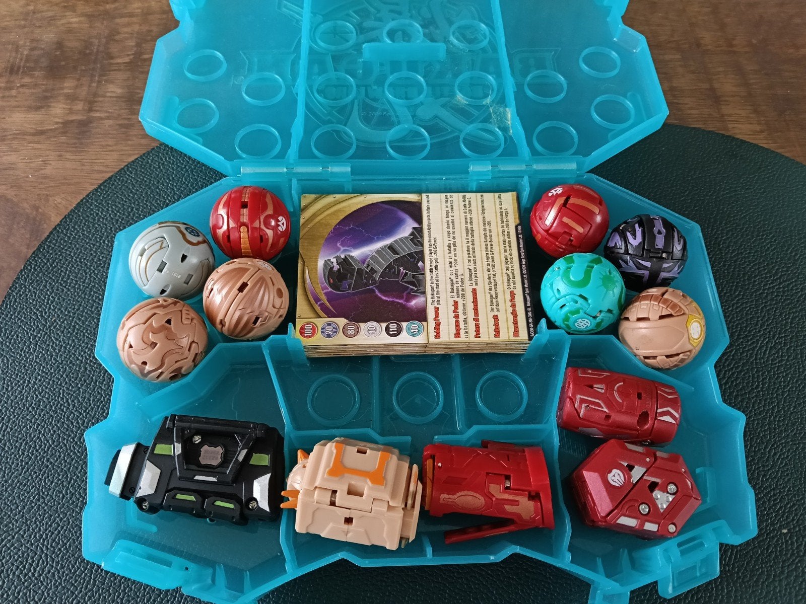 oude Bakugan koffertje gevuld, Enlèvement