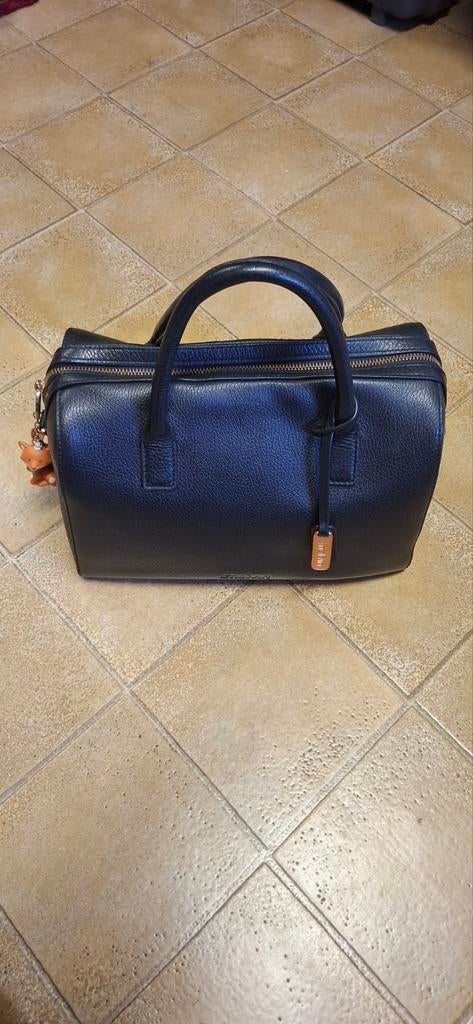 Melvin handtas leder, Ophalen