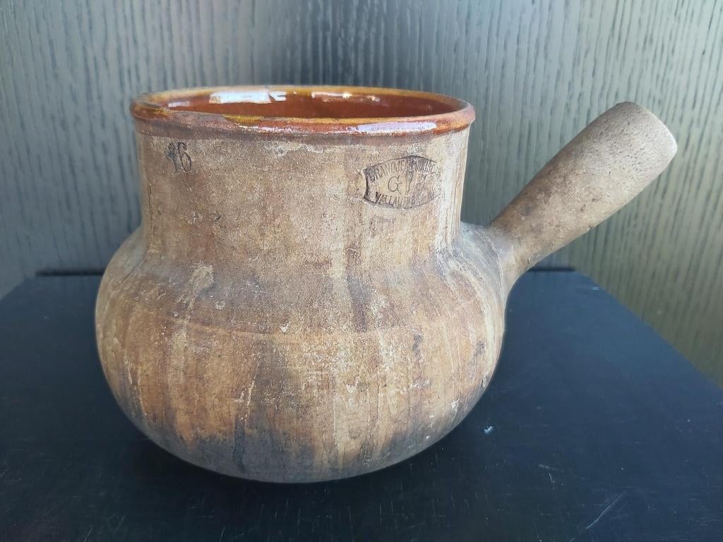 Mooie oude franse terracotta Vallauris kook pot - leuk model, Ophalen of Verzenden