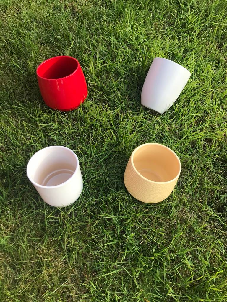 A vendre 4 CACHES POTS.  NOUVEAUX