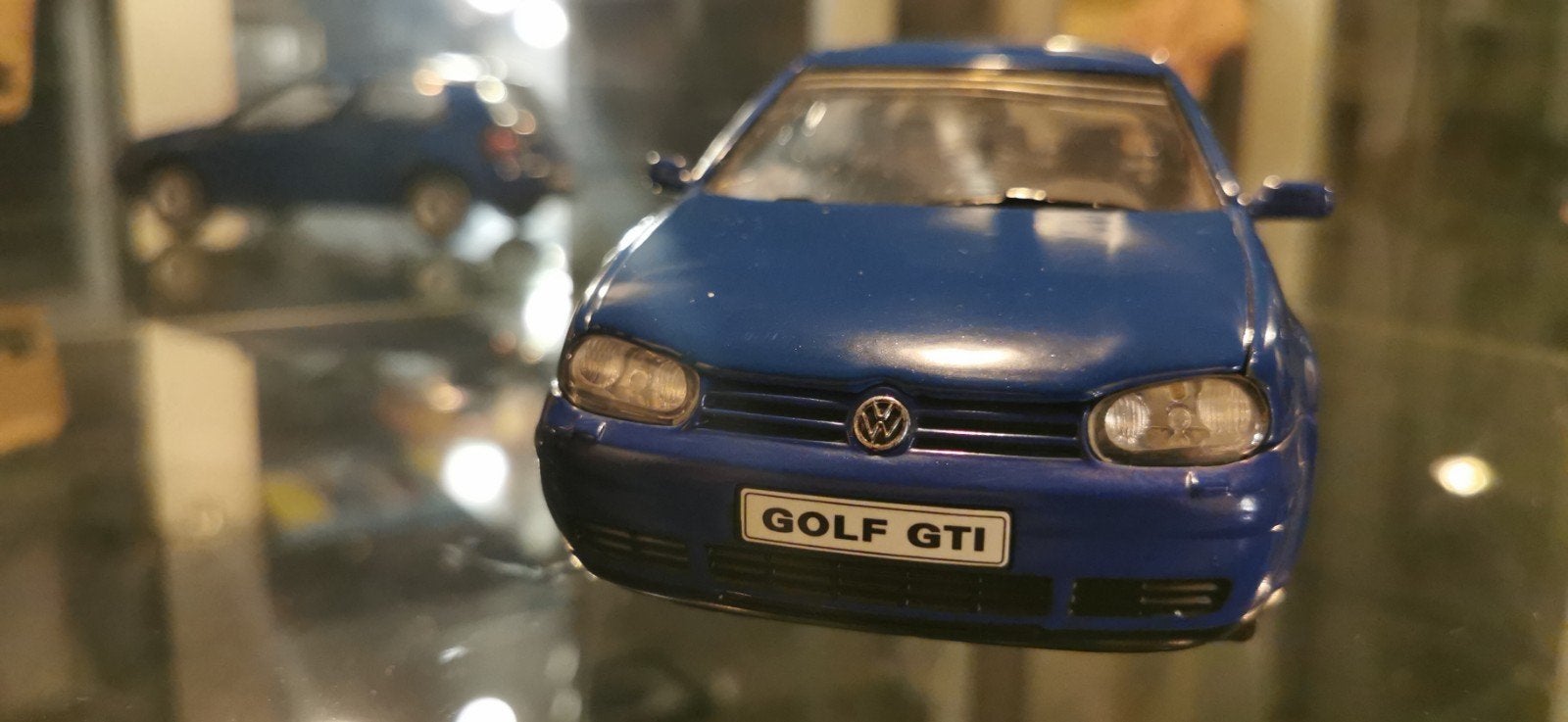 VW Golf - Revell 1/18, Hobby & Loisirs créatifs, Voitures miniatures | 1:18, Enlèvement, Comme neuf, Voiture, Revell