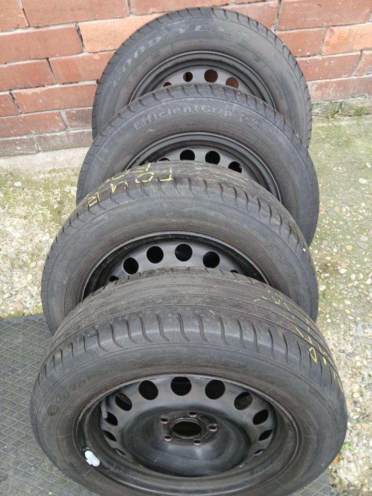 Banden op velg 205/60/16 96h ford focus tourneo, Auto-onderdelen, Ophalen, Band(en)