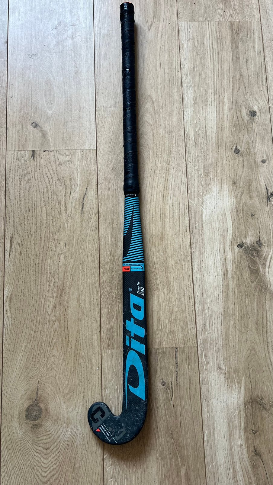 Dita CarboTec C40 Late Bow – Stick Hockey Outdoor 40% Carbon, Sport en Fitness, Hockey, Stick, Ophalen of Verzenden