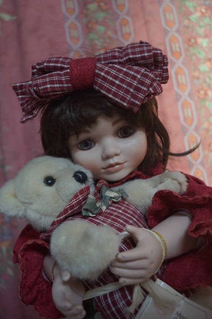 Porseleinen pop "I love you beary much" (Marie Osmond), Verzamelen, Poppen, Ophalen of Verzenden, Zo goed als nieuw, Pop