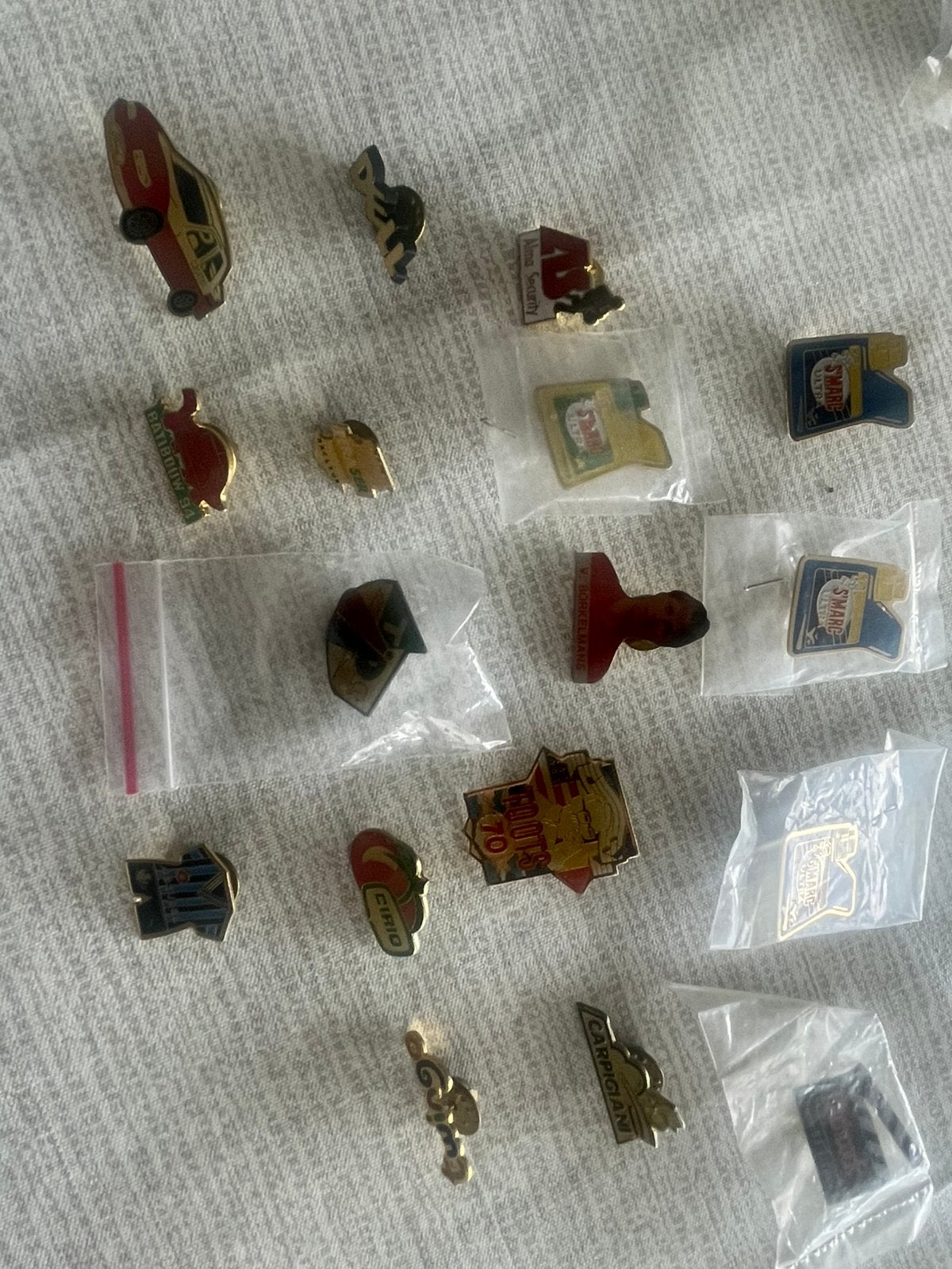 Verschillende pins, Ophalen of Verzenden, Zo goed als nieuw