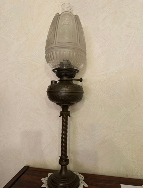 Vintage olielamp – sierlijke glazen kap met provincies, Ophalen
