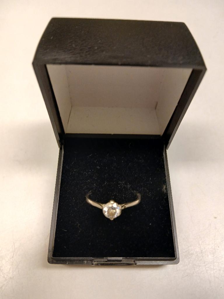 Bague couleur argent avec pierre (Jewel 0025), Bijoux, Sacs & Beauté, Bagues, Utilisé, Femme, Argent, Autres matériaux, Enlèvement ou Envoi