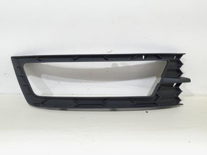 Plaque de protection feu antibrouillard droit d'un Skoda Rap, Autos : Pièces & Accessoires, Éclairage, Skoda, Utilisé, 3 mois de garantie