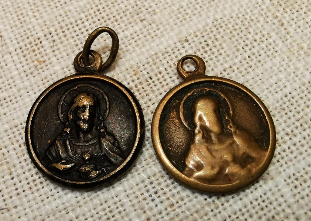 medaillon scapulier hanger Virgo Carmeli Cor Jesu medalie, Verzamelen, Religie, Gebruikt, Christendom | Katholiek, Sieraad, Ophalen of Verzenden