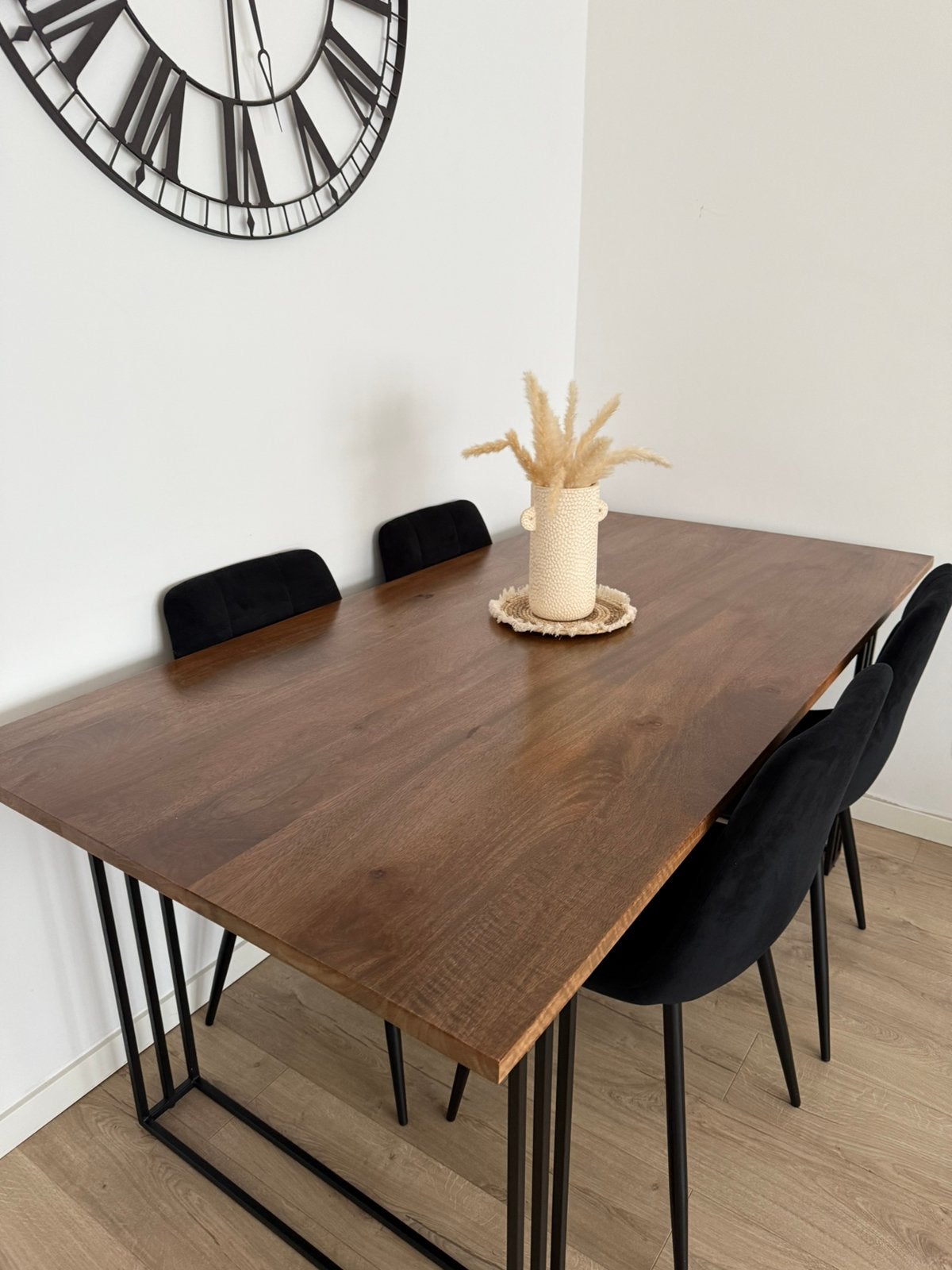 Table a manger en bois de manguier avec 4 chaises noires, Maison & Meubles, Enlèvement, Comme neuf