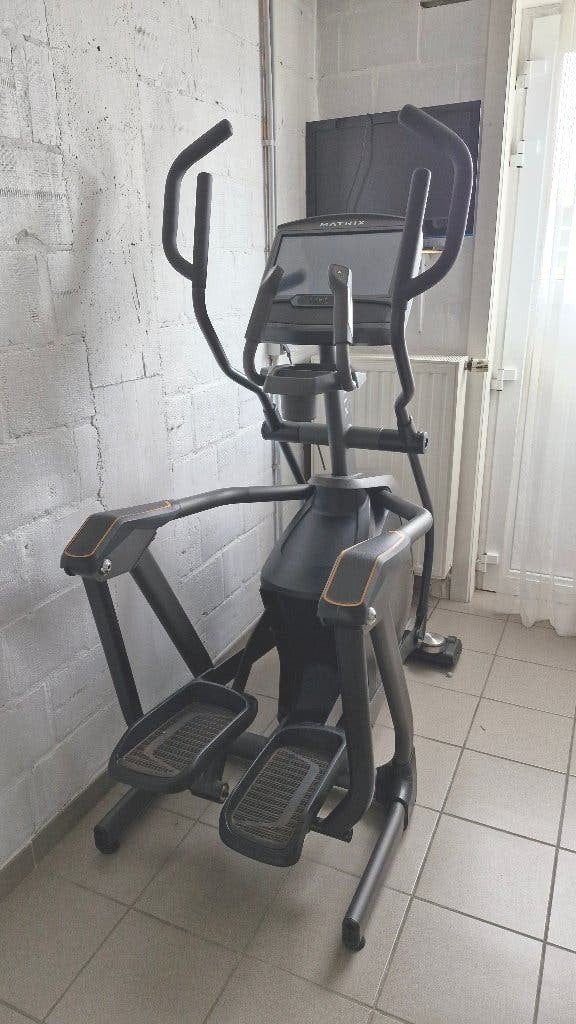 QUALITÉ SUPÉRIEURE - Matrice elliptique E50 avec écran XIR, Sports & Fitness, Équipement de fitness, Enlèvement, Comme neuf, Bras