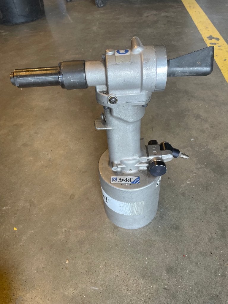 Avdel 07220 pneumatische rivettang + 100x 10mm rivetten, Doe-het-zelf en Bouw, Gereedschap | Overige machines, Zo goed als nieuw