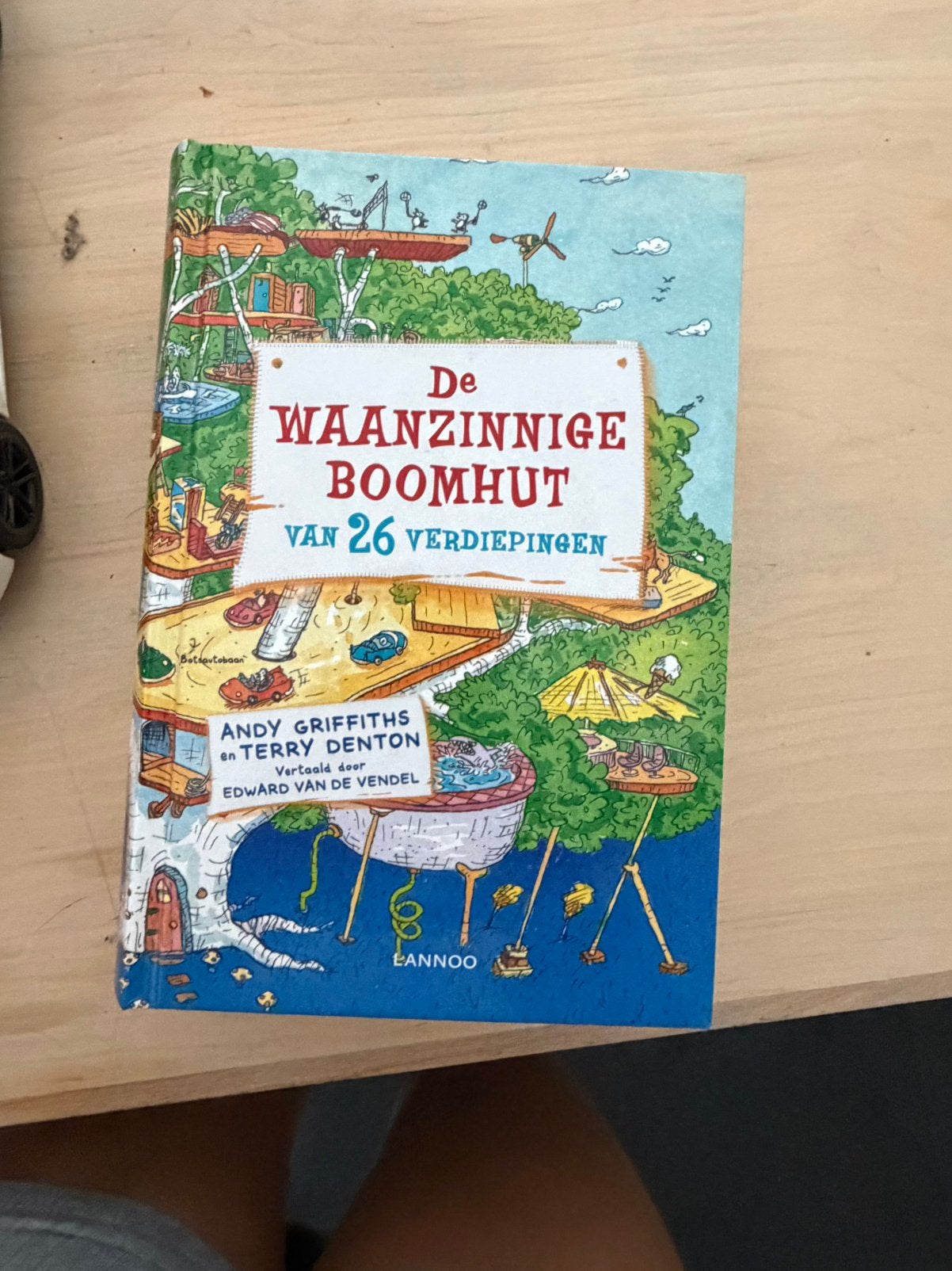 De waanzinnige boomhut 26 verdiepingen, Ophalen, Nieuw, Fictie