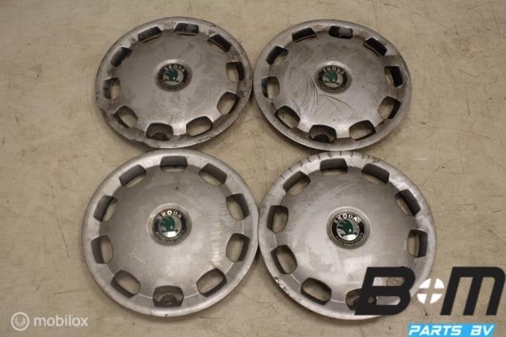 Set wieldoppen 14 inch Skoda Octavia 1U0601147B, Gebruikt, Band(en)