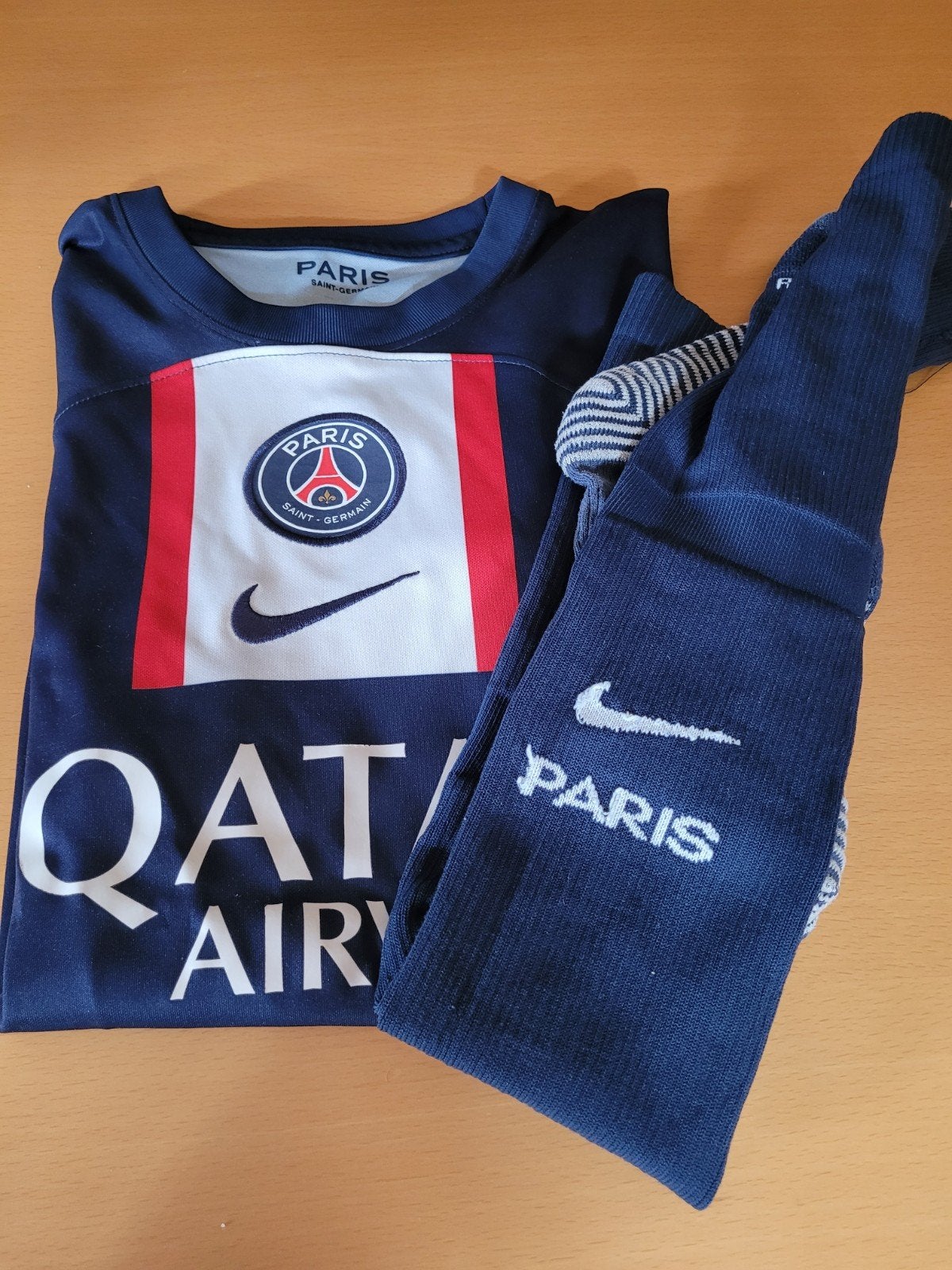 voetbalshirt PSG , kousen maat 147, Ophalen of Verzenden, Zo goed als nieuw, Jongen of Meisje, Sport- of Zwemkleding