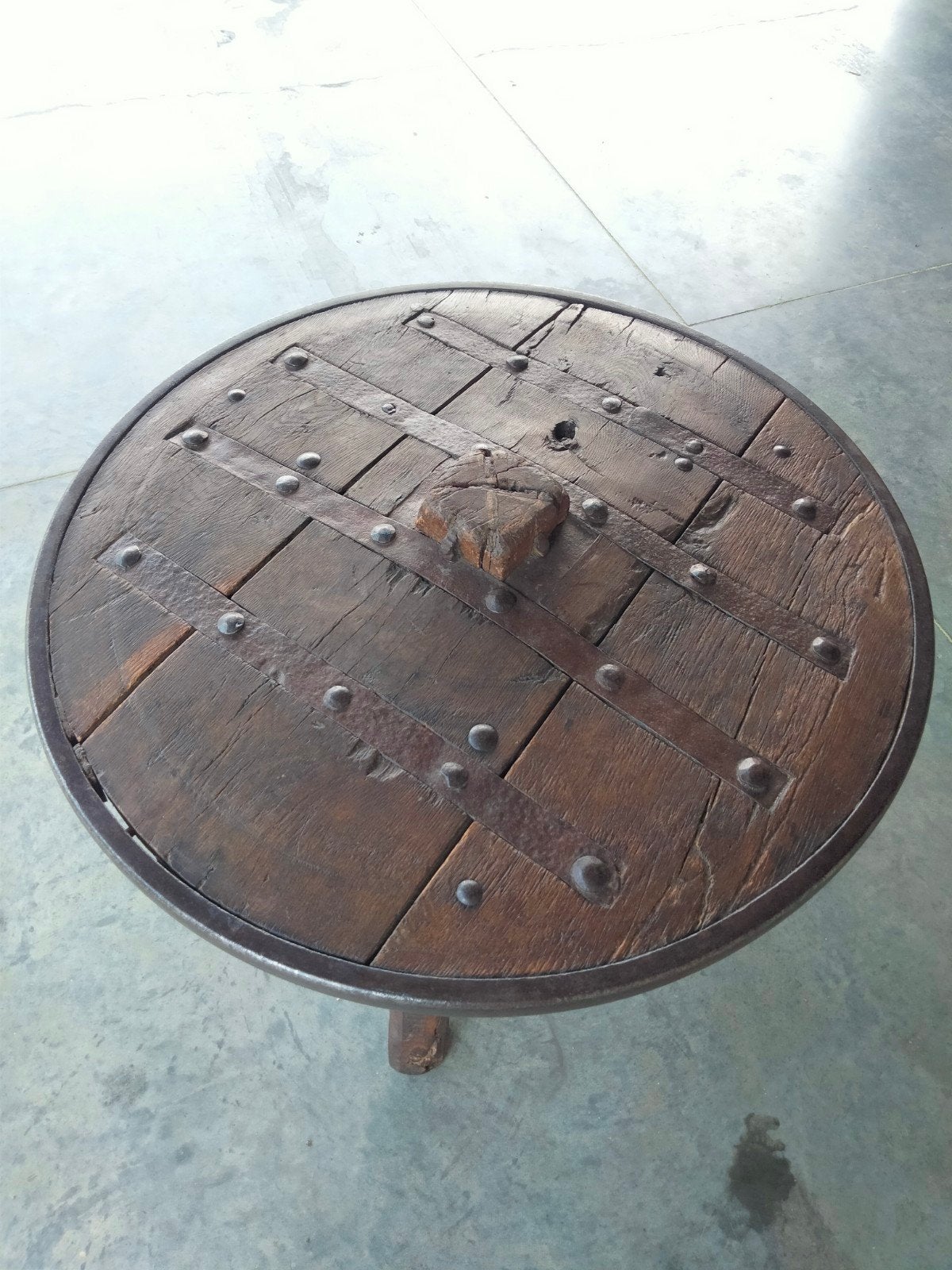 Vintage Brutalist design salontafel antiek wiel, Antiquités & Art, Art | Objets design, Enlèvement