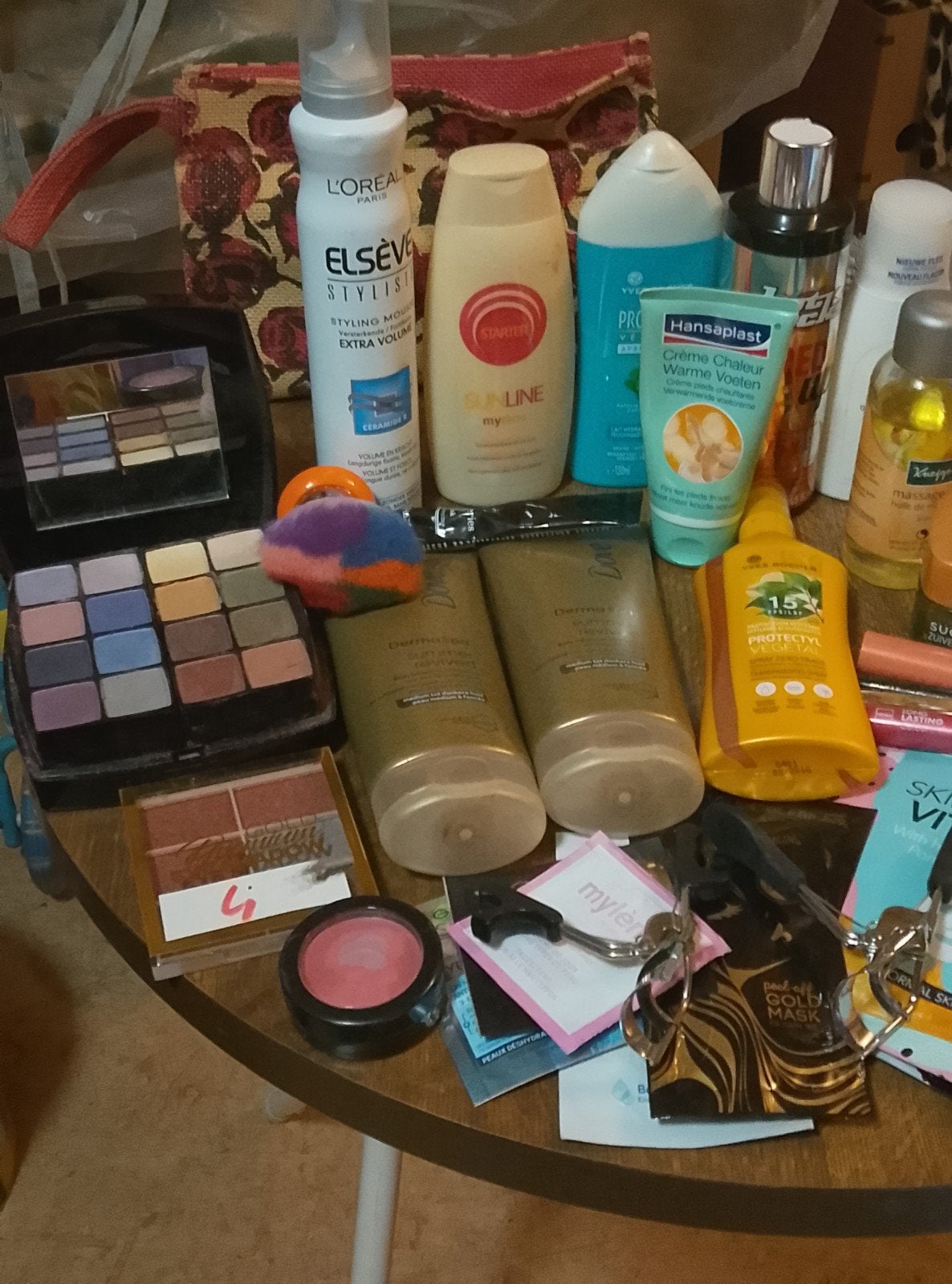 Een assortiment van make up en lichaamsverzorging produkten, Bijoux, Sacs & Beauté, Beauté | Soins du corps, Enlèvement