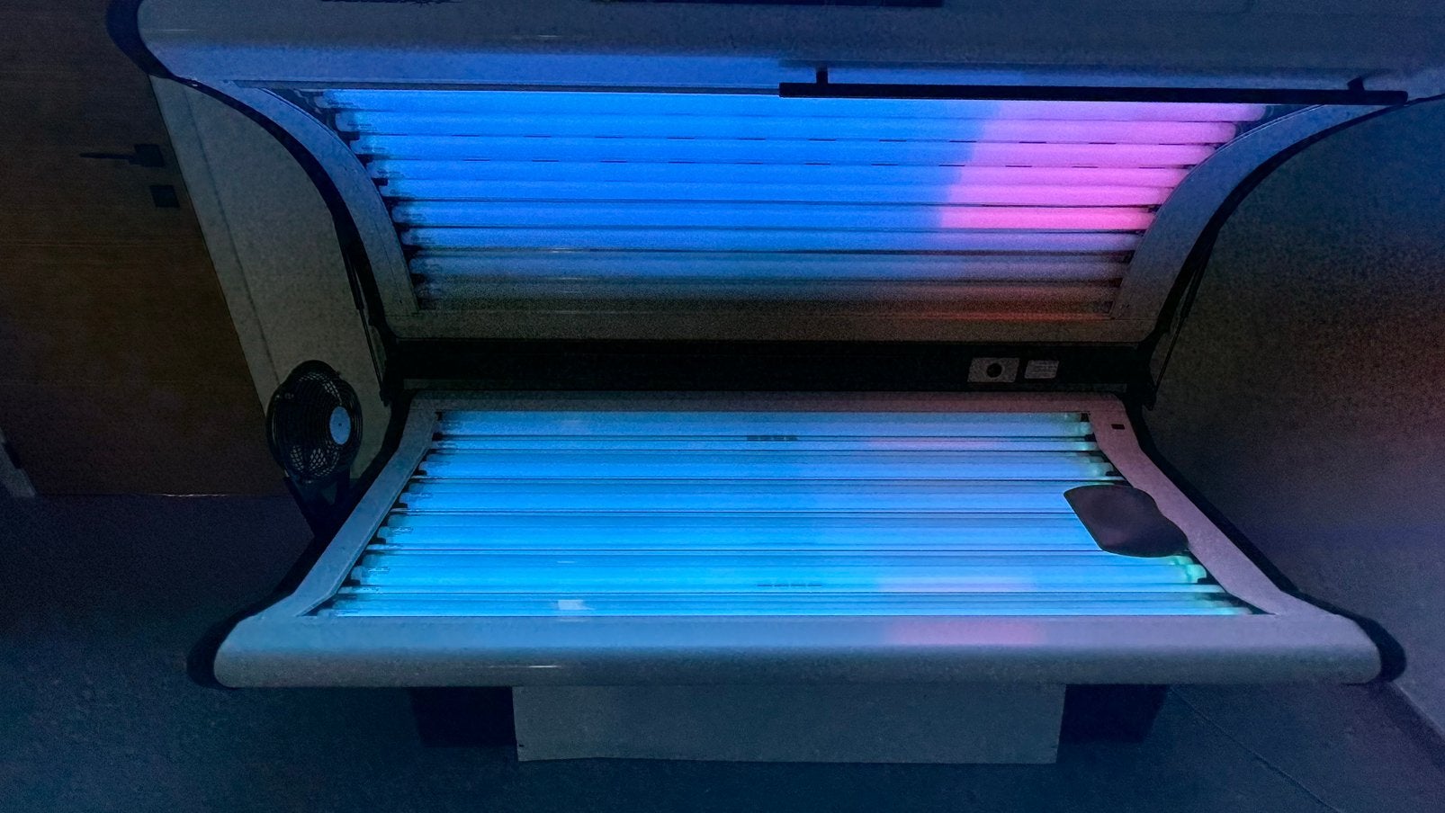 Zonnebank met gezichtsbruiner en ventilator, Elektronische apparatuur, Zonnebanken en Gezichtsbruiners, Ophalen, Zo goed als nieuw