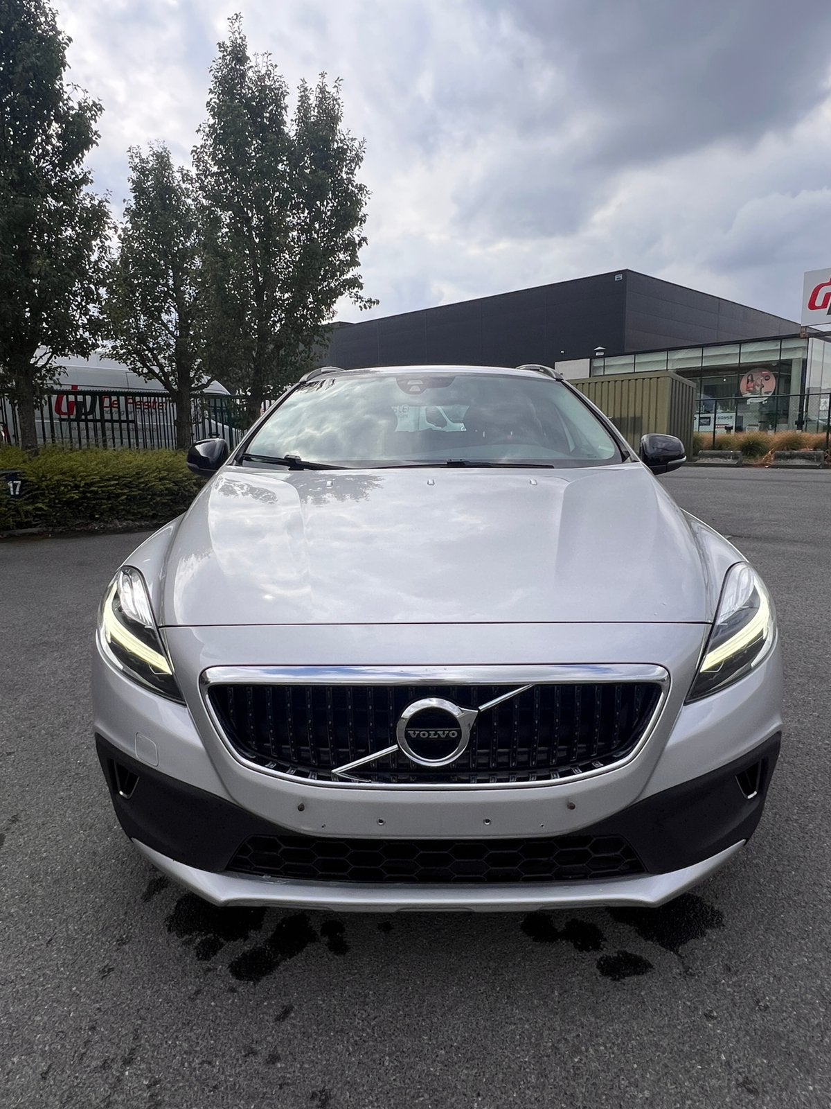 Volvo 40 T3 CrossCountry 2019 Parfait état !, Autos, Volvo, Argent ou Gris, Achat, Entretenue par le concessionnaire, Noir