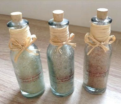 Drie karafjes met aromatisch badzout, Sport en Fitness, Gezondheidsproducten en Wellness, Ophalen of Verzenden, Zo goed als nieuw