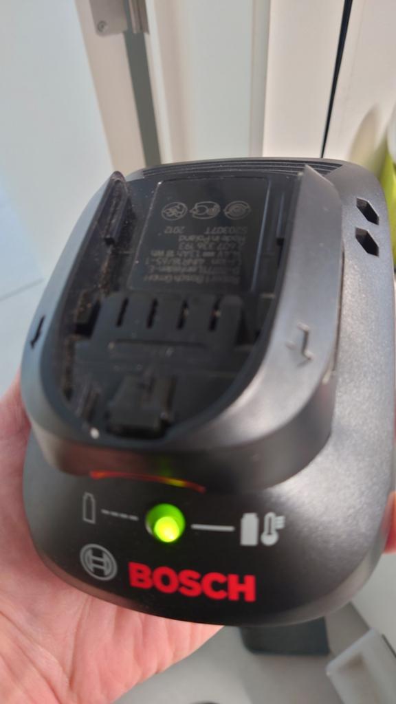 Chargeur et batterie Bosch à vendre., Bricolage & Construction, Enlèvement