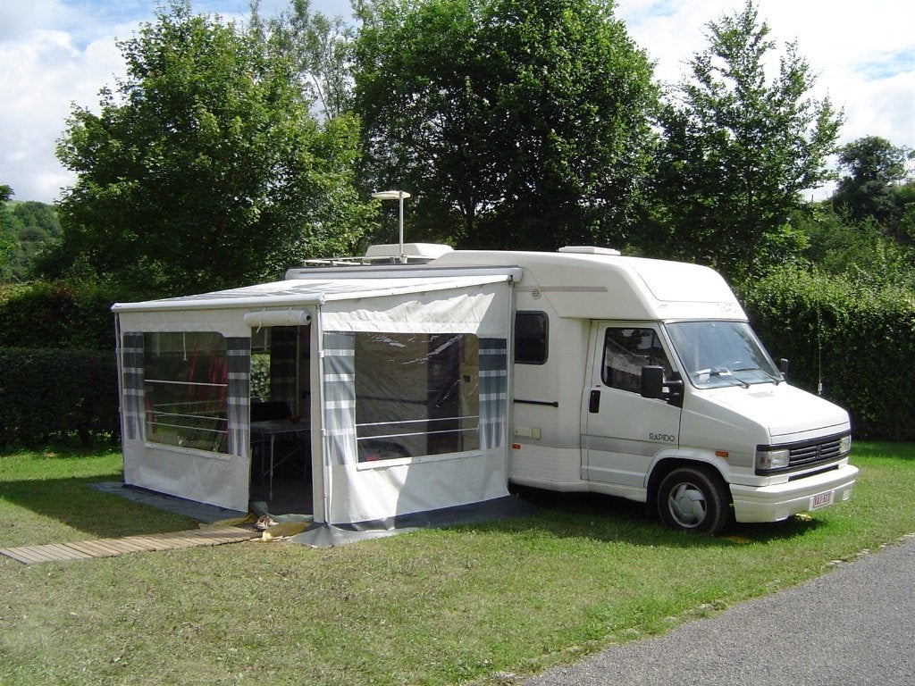 Camper/Mobilhome, Caravans en Kamperen, Mobilhomes, Integraal, Standaard zit, Ringverwarming, Koelkast