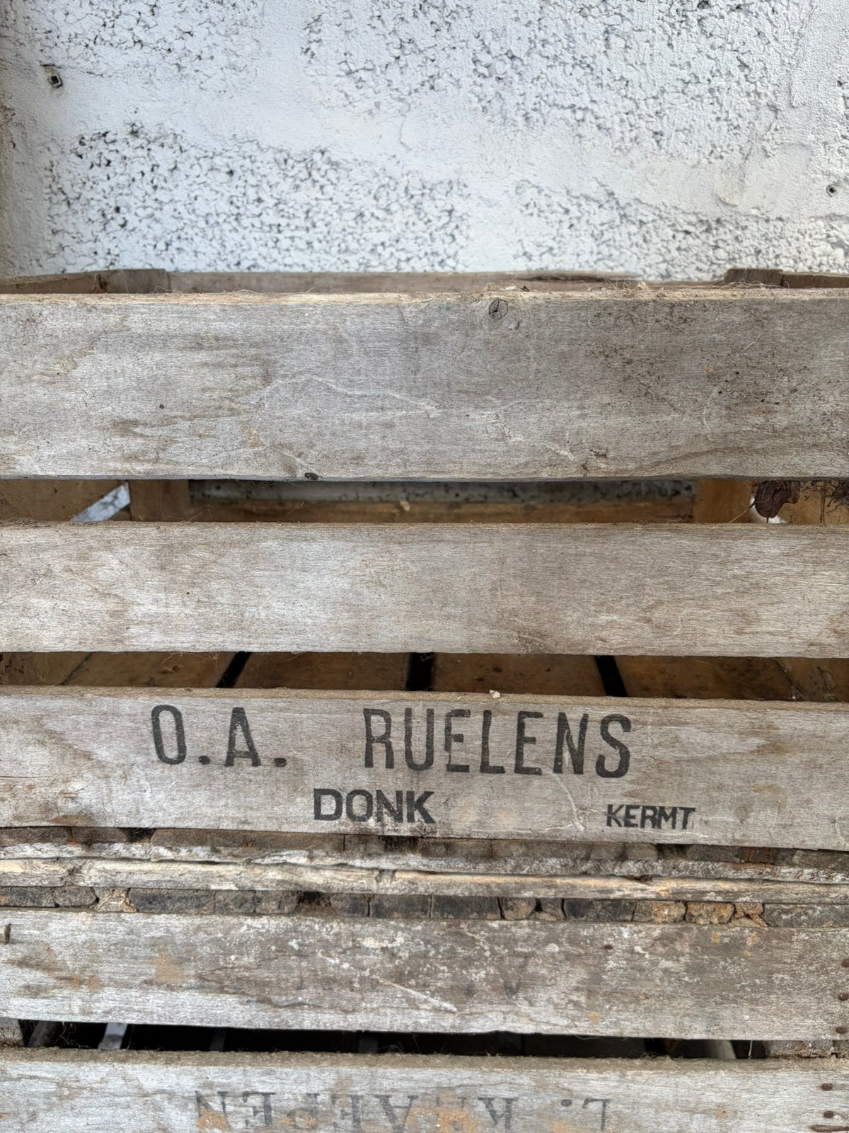 Oude kist met opschrift, Ophalen, Gebruikt