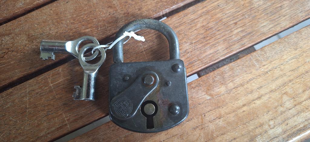 Hangslot met 2 sleutels., Ophalen of Verzenden, Gebruikt, Overige materialen, Slot