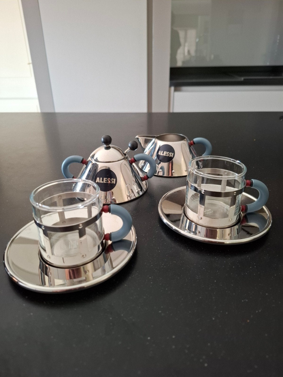 Alessi 2 tassen + ondertassen melk en suikerpot met lepeltje, Ophalen of Verzenden, Alessi