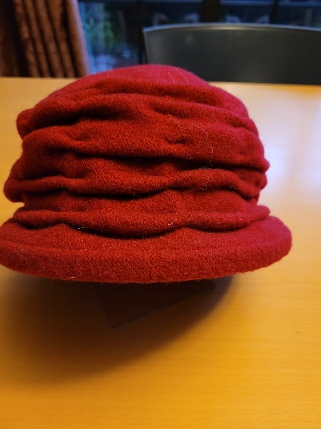 chapeau rouge, Enlèvement ou Envoi, Comme neuf, 56 ou 57 cm (M, 7 ou 7⅛ pouces), Chapeau