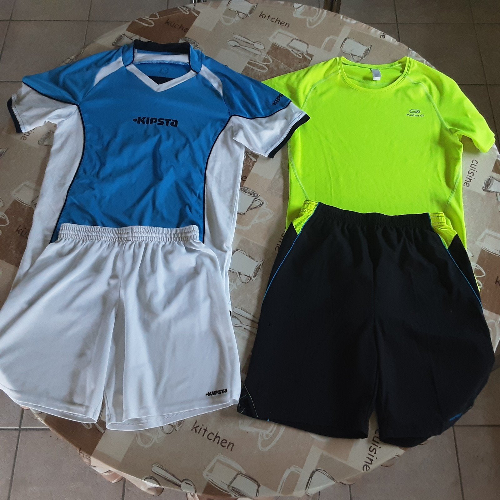 2 voetbal tenue’s +- 10- 12jaar
in goede staat
6€ voor de 2, Ophalen of Verzenden