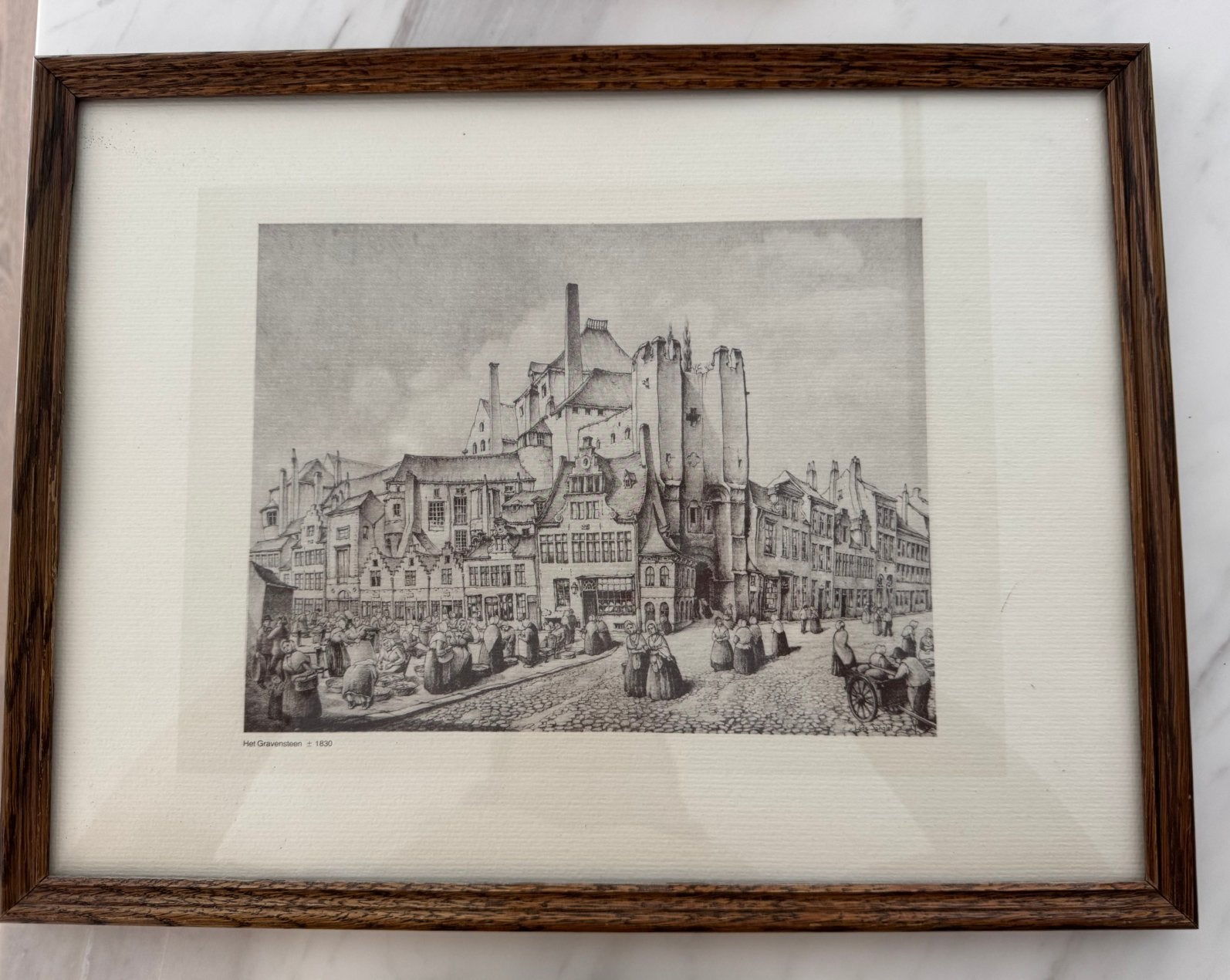 ️ Ingekaderde prent ‘Het Gravensteen  1830’ – Gent, Antiek en Kunst, Kunst | Etsen en Gravures, Met passe-partout, Ophalen of Verzenden