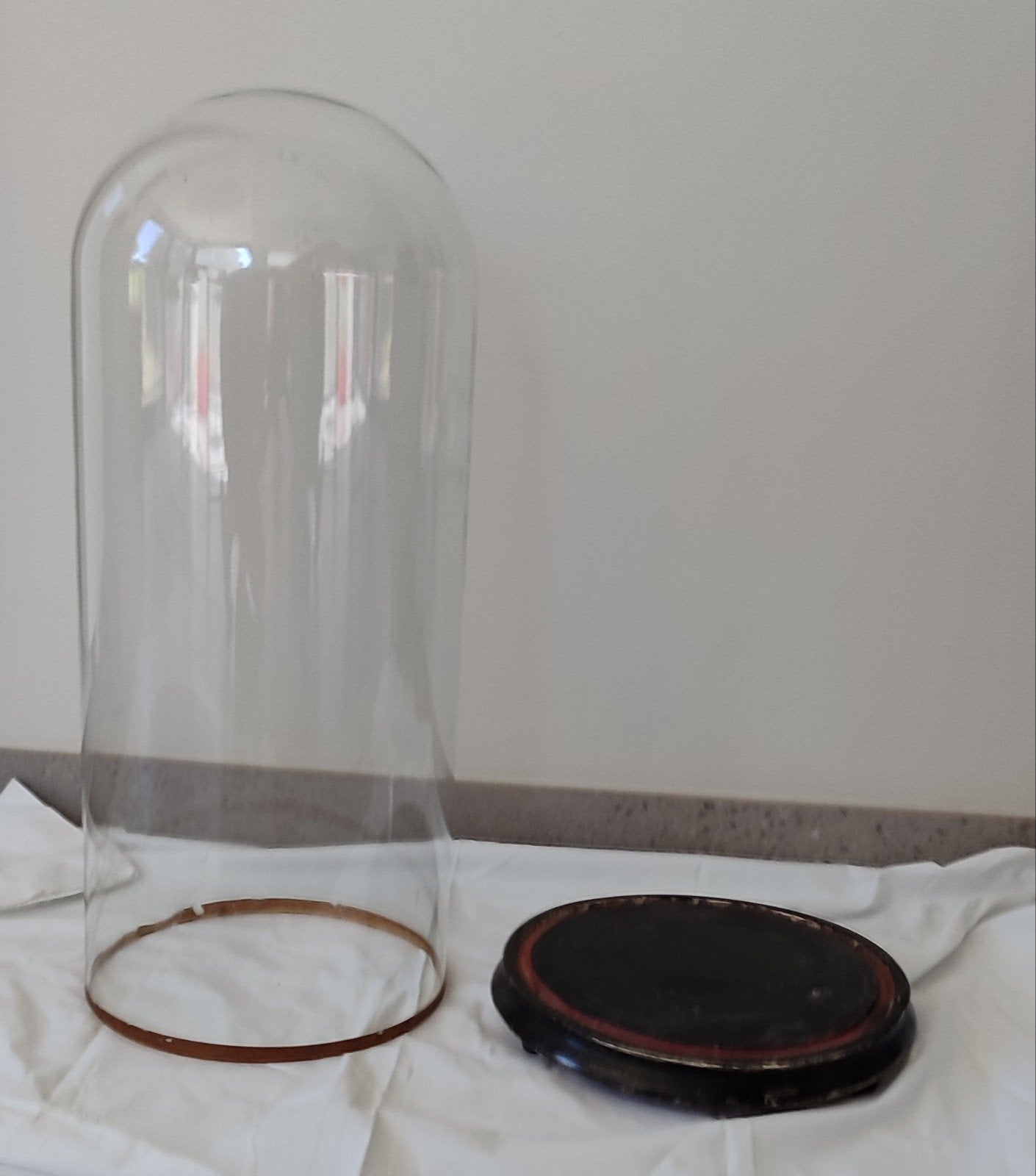 grote oude glazen stolp met houten voet, Verre, Enlèvement