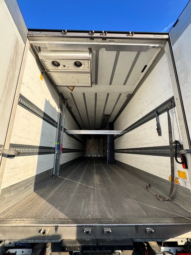 TE HUUR – Schmitz Cargobull bi-temp koeltrailer met laadbrug, Wit, Bedrijf, Diesel, Aanhangers en Opleggers