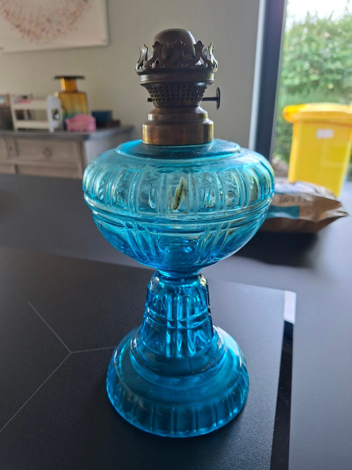 Lampe à pétrole en verre bleu et laiton.  Sans la cheminée, Antiquités & Art, Enlèvement