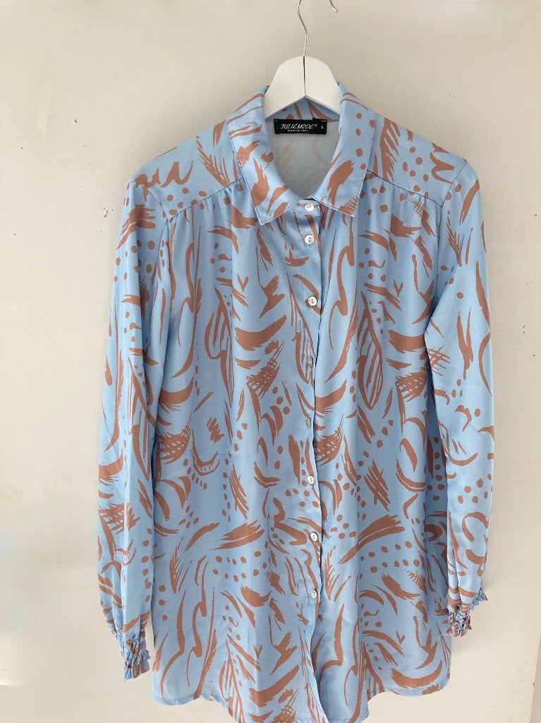 Julie Mode  blouse lichtblauw met  print – Maat L, Kleding | Dames, Blouses en Tunieken, Julie Mode, Blauw, Maat 42/44 (L), Nieuw